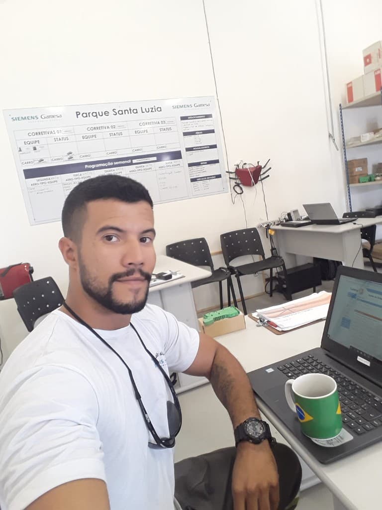 Vanderson Machado em ambiente industrial.