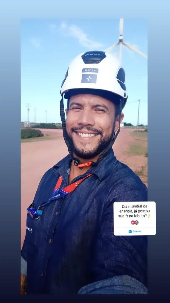 Vanderson Machado em parque eólico.