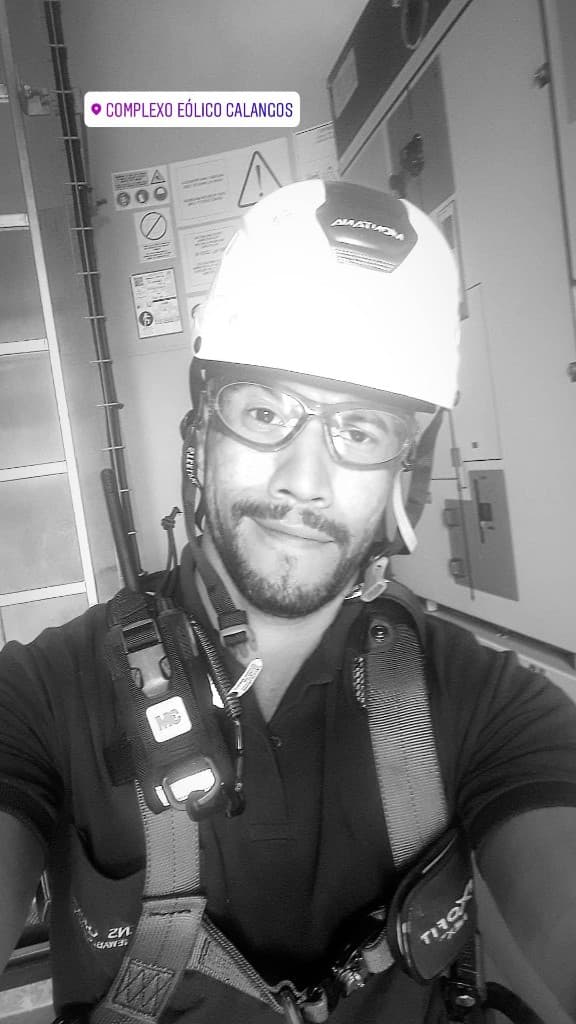 Vanderson Machado em operação industrial com EPI.